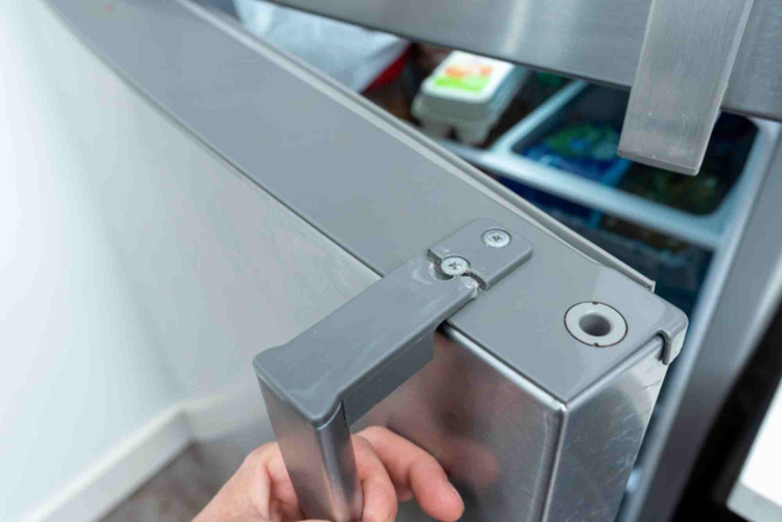 Quick DIY Fixes For Loose Fridge Handles In Dubai Homes